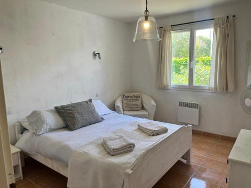 une chambre avec un lit avec deux serviettes dessus dans l'établissement Oleander- Spacious Villa with Private Pool & Garden Sleeps 6, à Puimisson
