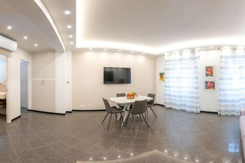 ein Esszimmer mit einem weißen Tisch und Stühlen in der Unterkunft Ca' Disa - Loft moderno centro città in Rapallo