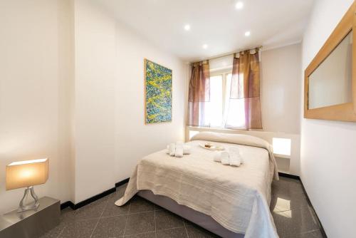 ein Schlafzimmer mit einem Bett und einem Fenster in der Unterkunft Ca' Disa - Loft moderno centro città in Rapallo