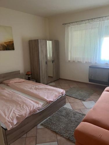 sypialnia z dwoma łóżkami i oknem w obiekcie Dyta2 apartman w Hajduszoboszlo