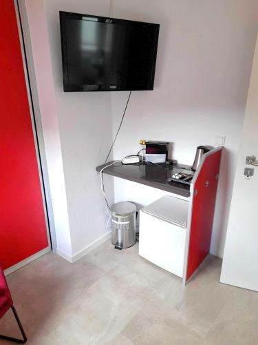 a room with a desk with a tv on a wall at Stilvolle Apartments in Bonn I home2share in Bonn