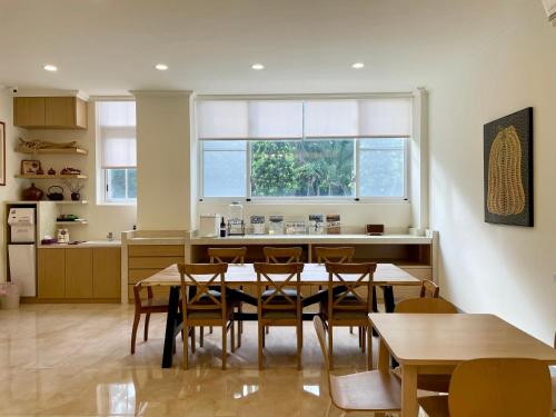 a kitchen and dining room with a table and chairs at Xiaoliuqiu Loju Castle Inn in Xiaoliuqiu