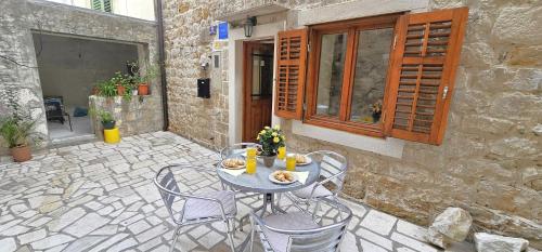 Lovely stone cottage, 100m to beach, in heart of Old Town -Noa Cottage