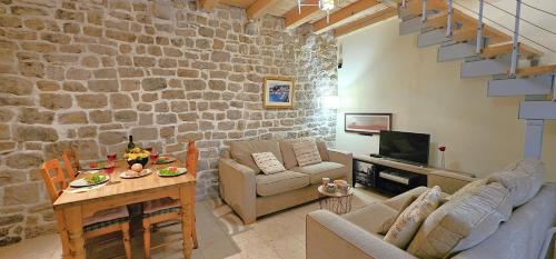Lovely stone cottage, 100m to beach, in heart of Old Town -Noa Cottage