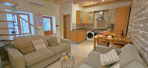 Lovely stone cottage, 100m to beach, in heart of Old Town -Noa Cottage