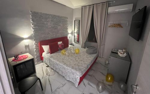 Dormitorio pequeño con cama y TV en B&B Alla Stazione, en Nápoles