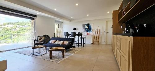 un salon avec un canapé bleu et une table dans l'établissement Villa TOIT&MOi, à Saint-Peïre-sur-Mer