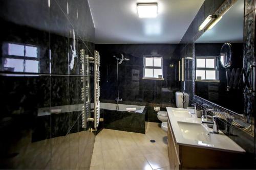a large bathroom with a shower and a sink at Vila Ventura Marina in Albufeira