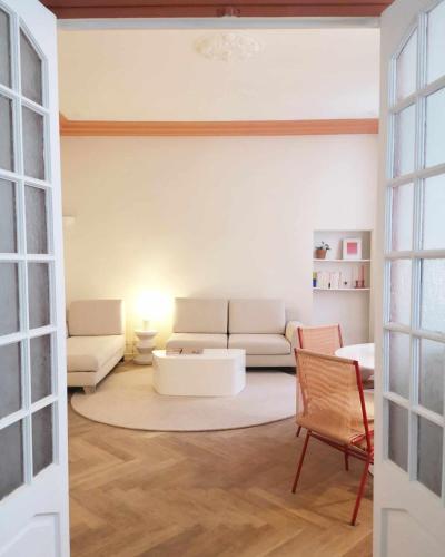 un salon avec un canapé et une table dans l'établissement L'Arlésien, au cœur du centre historique, à Arles