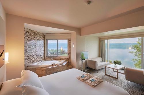 A bed or beds in a room at Richmond Nua Wellness Spa - Adult Only