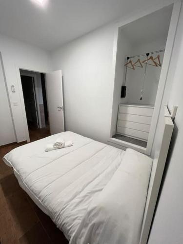a white bed in a room with a mirror at 3-Bedroom Home, Free Parking,10 Minutes from Seville in Camas