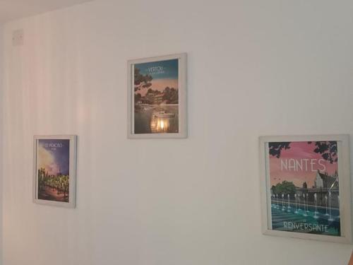 un groupe de quatre photos accrochées à un mur dans l'établissement Studio dans le Vignoble Nantais, à Saint-Fiacre-sur-Maine