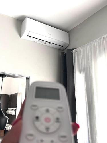 a remote control sitting in the corner of a room at [Front de mer] Appartement moderne avec terrasse in Al Houara