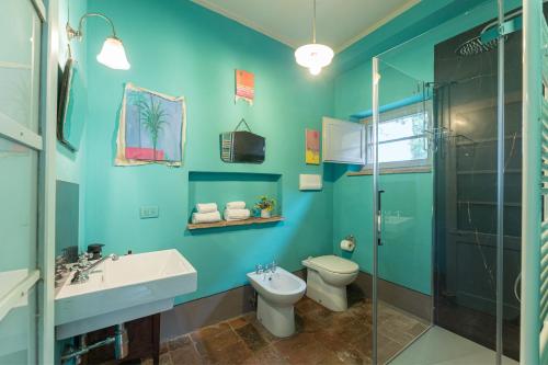 a bathroom with a toilet and a sink and a shower at Casa vacanze Aurora in Isola d'Arbia