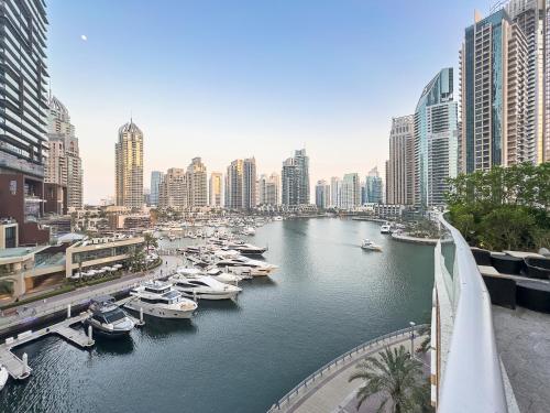 Dubai 2BR Flat, Marina Views, Pool Access, Parking, Walk to Mall