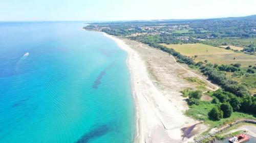an aerial view of a beach and the ocean at Mini maison entre mer et montagne in Aléria