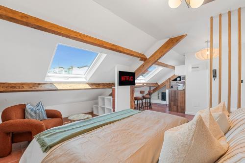 une chambre avec un lit et des chaises dans une pièce dans l'établissement Nice Renting - GOUNOD - Haven Retreat Under Roof Air-Conditioned, à Nice