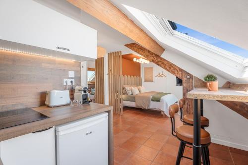 une cuisine et une chambre avec un lit dans une pièce dans l'établissement Nice Renting - GOUNOD - Haven Retreat Under Roof Air-Conditioned, à Nice