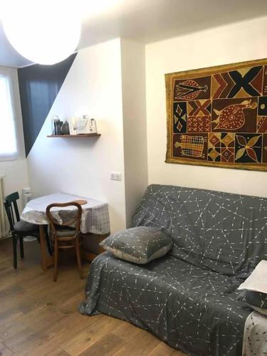 un salon avec un canapé et une table dans l'établissement Studio BATIK, à Chambéry