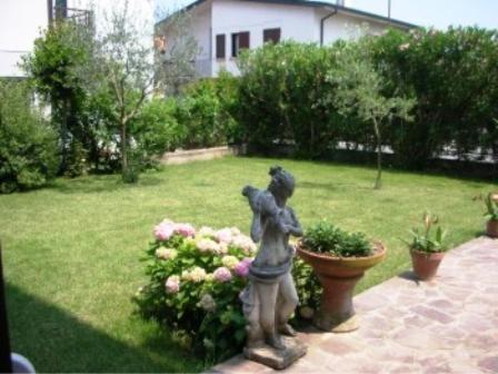 Una estatua de una niña en un jardín en B&B Catullo en Sirmione