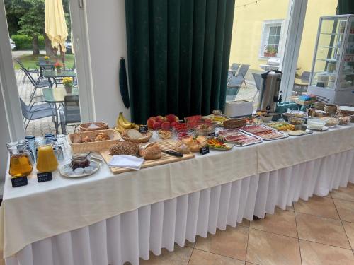 Afbeelding uit fotogalerij van Apex Hotel in Báč