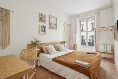 - une chambre avec un grand lit et un bureau dans l'établissement Villa Arc de Triomphe, à Paris