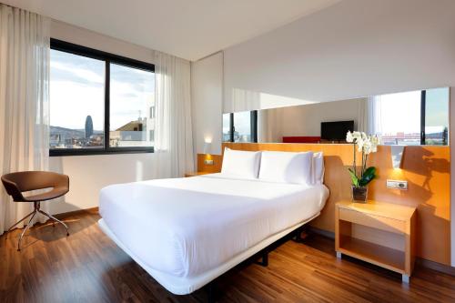 Hotel SB Icaria في برشلونة: سرير أبيض كبير في غرفة مع نافذة