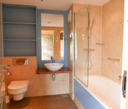 un bagno con wc, lavandino e doccia di Greystones Glamping - Tent 3 a Greystones