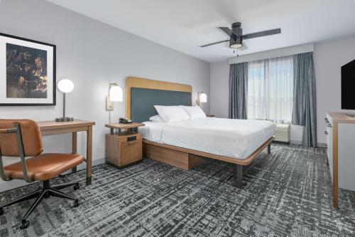 Pokój hotelowy z łóżkiem, biurkiem i krzesłem w obiekcie Homewood Suites - Rock Springs w mieście Rock Springs