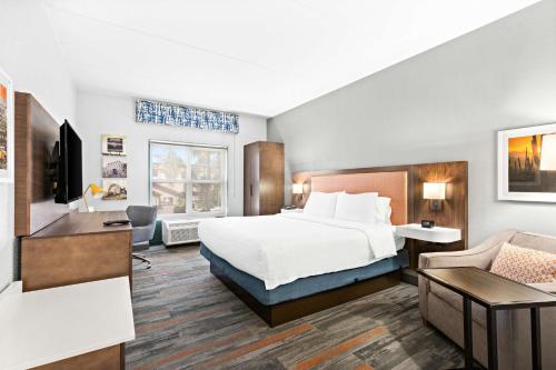 Cette chambre comprend un lit et un bureau. dans l'établissement Hampton Inn & Suites Phoenix-Goodyear, à Goodyear