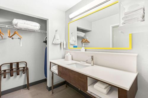 La salle de bains est pourvue d'un lavabo et d'un miroir. dans l'établissement Hampton Inn & Suites Phoenix-Goodyear, à Goodyear