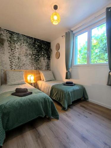 une chambre avec deux lits et une fenêtre dans l'établissement NOUVEAU Les Grumes 2 - Maison - 2 chambres - Jardin - Neuf, à Compiègne