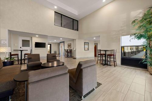 TV a/nebo společenská místnost v ubytování Quality Inn & Suites Matthews - Charlotte