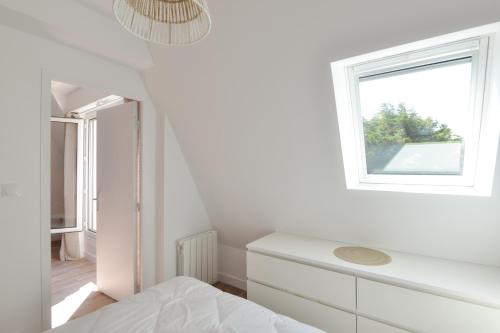 a white bedroom with a sink and a window at Chez Flora - Appt pour 4 proche de la plage in Saint-Aubin-sur-Mer