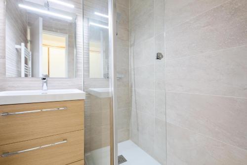 une salle de bain avec une douche, un lavabo et un miroir dans l'établissement Résidence le Hameau de Cap Esterel - maeva Home - Appartement 2 pièces 4 personnes - Sélection MAE-5654, à Saint-Raphaël