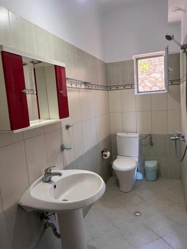 un bagno con lavandino e WC di Vila Flavin 1 a Ksamil