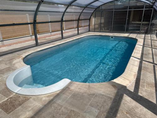 - une piscine dans un bâtiment doté d'un dôme dans l'établissement chambre d'hôte medieval du vieux bourg, à Chailloué