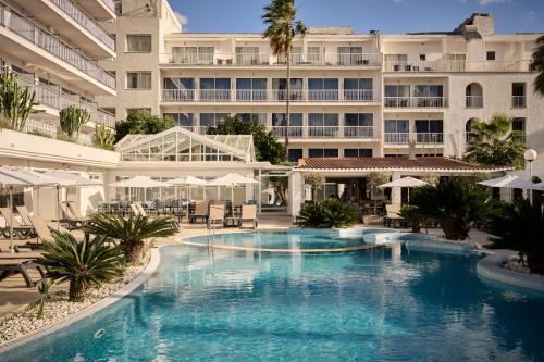 卡拉博納的住宿－加泰羅尼亞領事酒店- 僅限成人，大楼前的大型游泳池