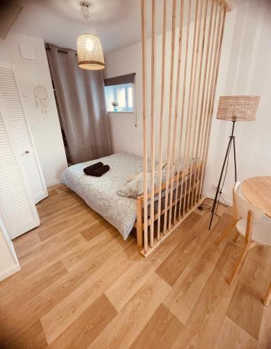 - une chambre avec un lit bébé dans l'angle dans l'établissement Joli studio proche des remparts, à Boulogne-sur-Mer