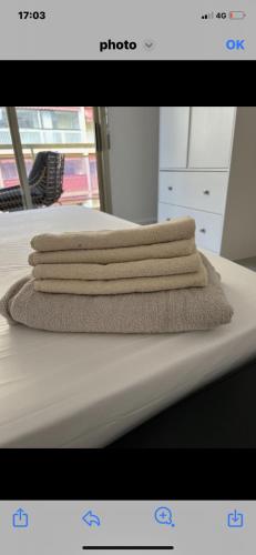 une photo d'une pile de serviettes sur un lit dans l'établissement Apparement T2 pour 4 personnes, à Cannes