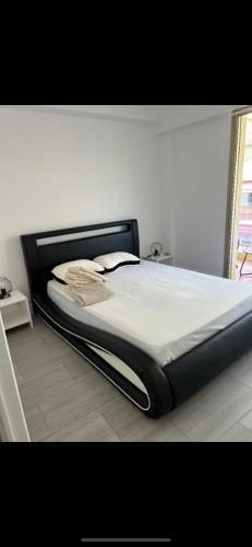 Cette chambre comprend un grand lit. dans l'établissement Apparement T2 pour 4 personnes, à Cannes