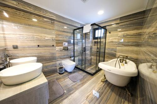 La salle de bains est pourvue de 2 toilettes, d'un lavabo et d'une douche. dans l'établissement Oleander Hills Villa - Family-Friendly Luxury Villa Yesiluzumlu Fethiye by Sunworld Villas, à Fethiye
