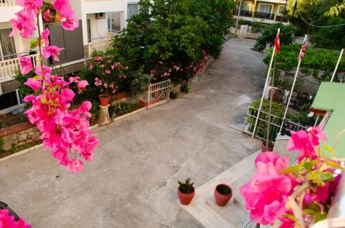 Κήπος έξω από το Dilhan Hotel