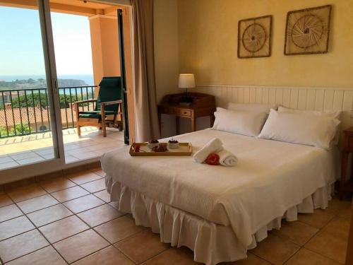 um quarto com uma cama grande e uma varanda em Sagaró sea housegardenbarbacue8 paxsea view em Sant Feliu de Guixols