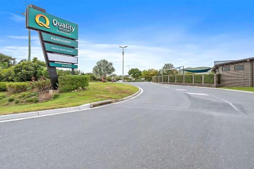 een straatbord aan de kant van een weg bij Quality Resort Parkhurst in Rockhampton