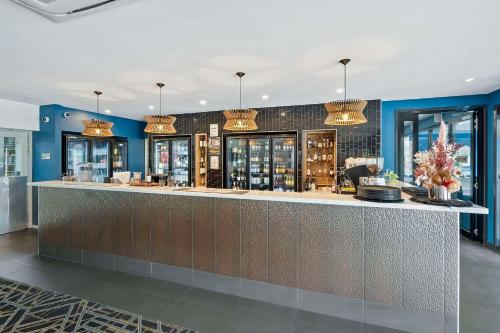 a bar in a restaurant with blue walls at Quality Resort Parkhurst in Rockhampton