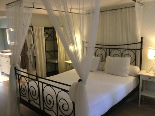 um quarto com uma cama em preto e branco com cortinas em B&B Wellness Yoake em Ypres