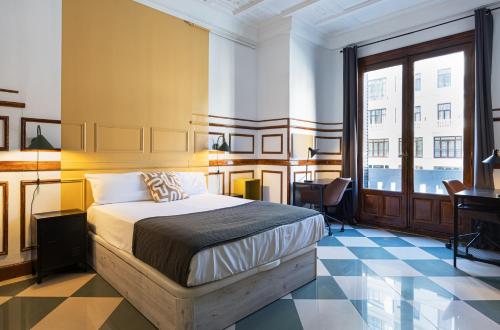 1 dormitorio con cama y escritorio. en Live it Madrid Gran Vía, en Madrid