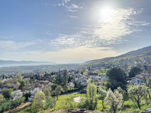 vistas a una ciudad con árboles y casas en Yaylı Apart en Masukiye