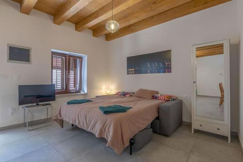 Ένα ή περισσότερα κρεβάτια σε δωμάτιο στο Old town stone house